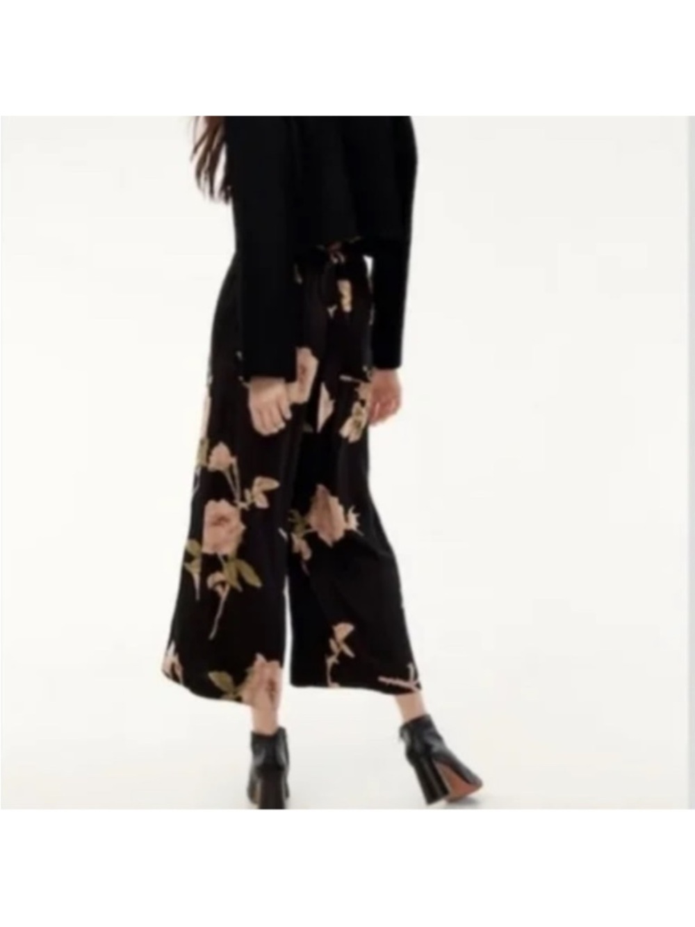 Aritzia Black Wide-Leg Floral Crop Pants
